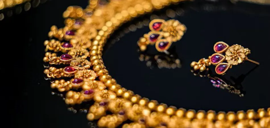 Gold price in Pakistan rises Rs3,500 per tola